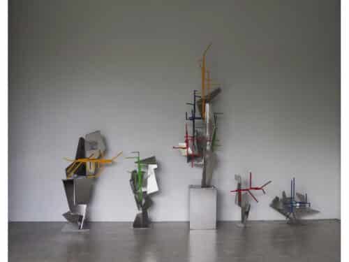 Ensemble de sculptures Geocodes en inox laqué jaune, vert, rouge et bleu.
