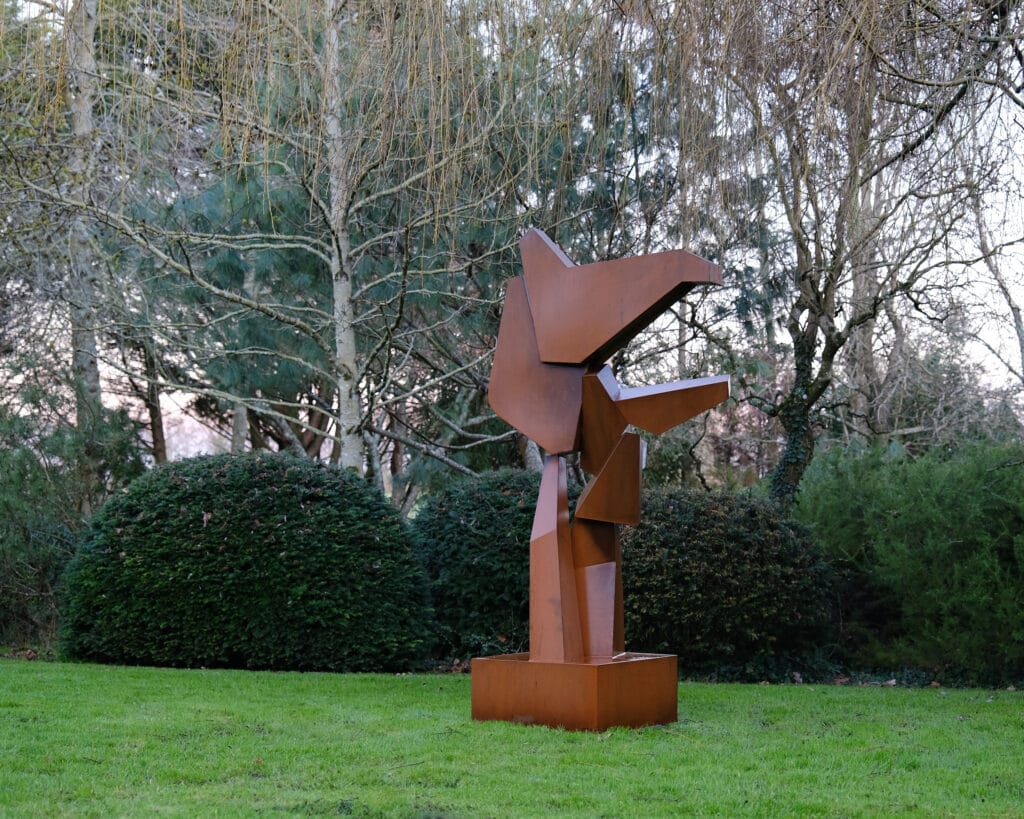 sculpture monumentale en acier corten