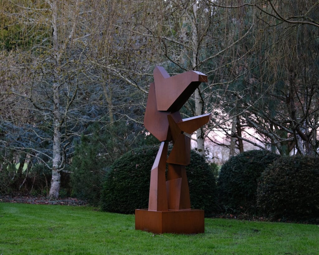 oeuvre moderne en acier corten