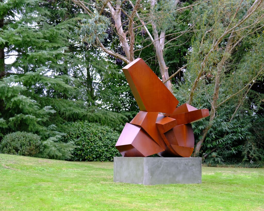 sculpture abstraite en acier corten