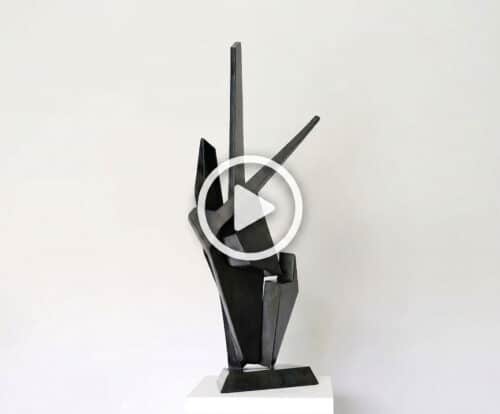 sculpture Insistance filmé dans un intérieur moderne sur un bahut de Jean Prouvé et à coté de céramique de Madoura