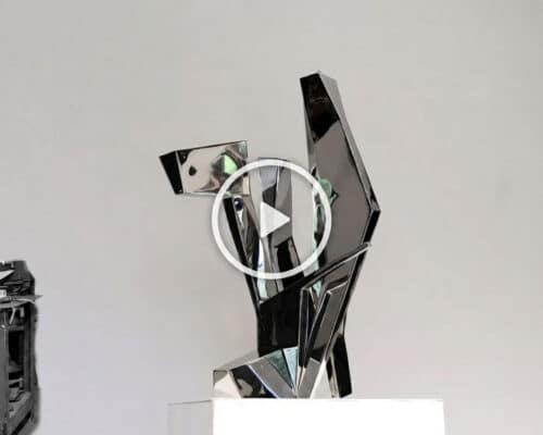 vidéo de la sculpture en inox poli miroir Les souvenirs et l'oubli sans un intérieur moderne avec du mobilier de Jean Prouvé et des ceramamiques de Ruelland