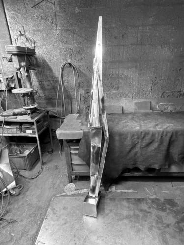 atelier-mpcem- colonne debout.jpg : Assemblage vertical de la structure en acier inoxydable de la sculpture monumentale Érosion de l'instinct.