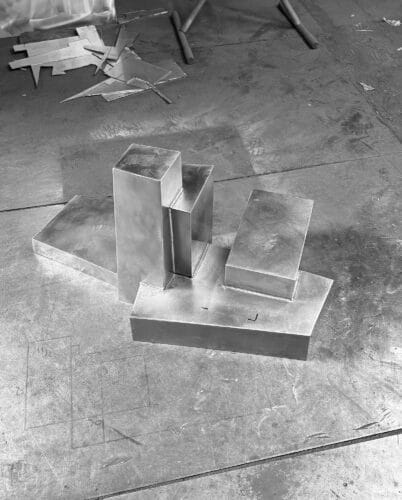 Structure déconstruite du socle en cours de fabrication, avant soudure de la colonne