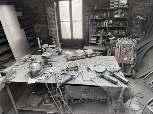 atelier -mpcem-detail socle.jpg : Structure déconstruite du socle en cours de fabrication, illustrant la victoire de la matière sur l’idée chez MPCEM.