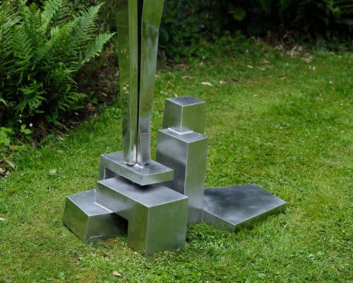 Détail socle déconstruit sculpture inox constructivisme et fragmentation matière