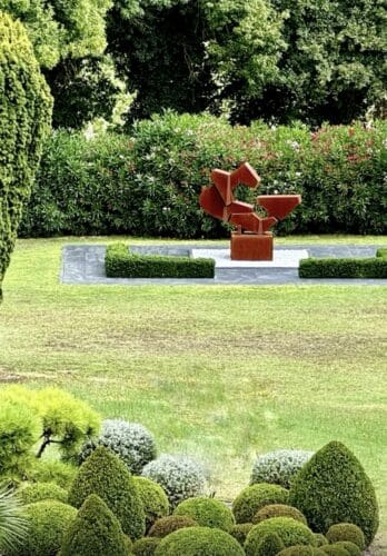 Installation d'une sculpture monumentale contemporaine par MPCEM