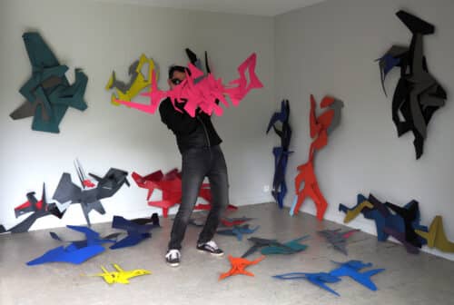 le sculpteur contemporain Mpcem parmi ses sculptures dans son atelier en Bretagne