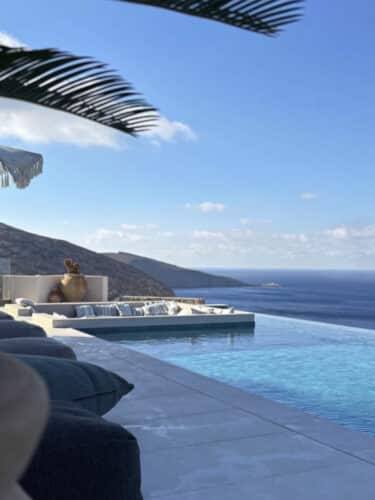 Piscine à débordement et terrasse de luxe avec vue sur mer à la Maison Meltem en Crête
