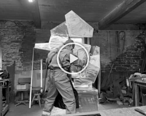 vidéo du sculpteur Mpcem dans son atelier en Bretagne en train de travailler sur une oeuvre contemporaine